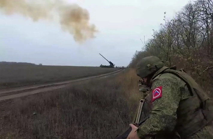 Với cự ly này, hỏa lực pháo chiến thuật hoặc UAV FPV của RFAF, có thể tấn công các mục tiêu trong khu vực của hai thành phố “song sinh” Slovyansk-Kramatorsk. Và như những tháng gần đây đã cho thấy, ngay khi UAV FPV của RFAF có thể tiếp cận thành phố, hậu cần của đối phương sẽ bị phá vỡ nghiêm trọng.