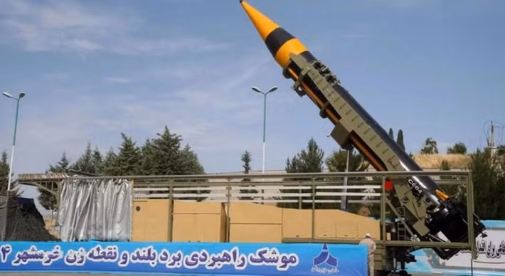 Theo hãng tin nhà nước Iran IRNA, cho biết tên lửa đạn đạo Khorramshahr-4 có tầm bắn 2.000 km, đầu đạn nặng 1.500 kg và độ chính xác khoảng 30 mét. Đây là một trong những trụ cột chính của chiến lược "răn đe chủ động" của Iran.