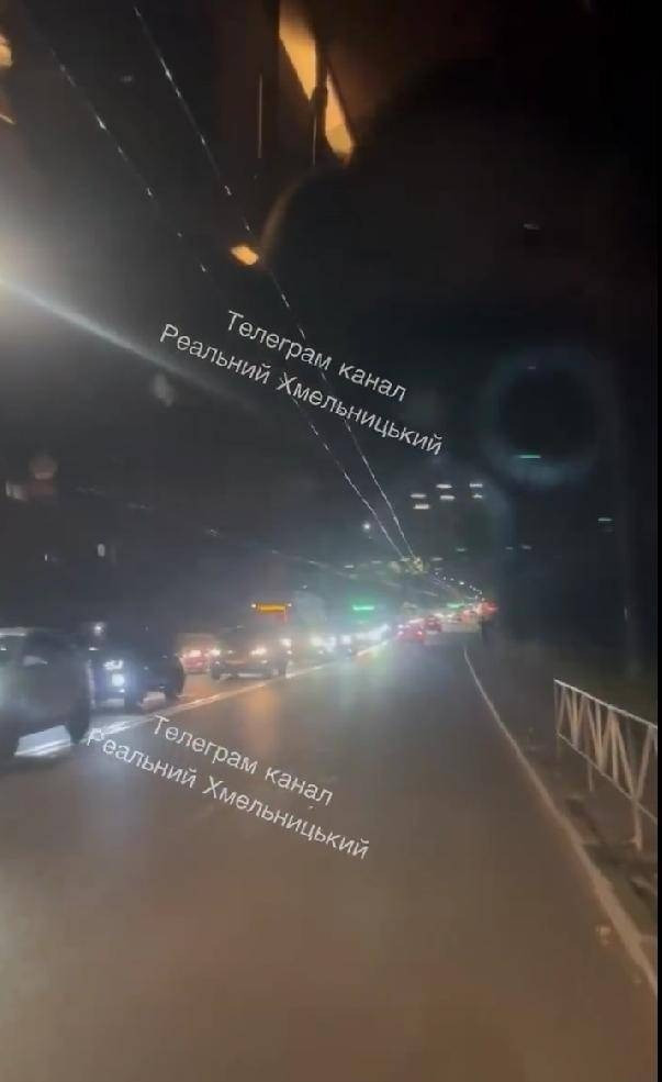 Điều còn đáng lo ngại hơn đối với Kiev là hoạt động bất thường của các tổ chức ngầm thân Nga tại các khu vực do Ukraine kiểm soát gần đây, như những con côn trùng thức giấc sau giấc ngủ đông, tấn công khắp nơi. Đêm 28/10, đường dây điện cao thế nối Dnipropetrovsk với Zaporizhzhia nổ tung, khiến một nửa thành phố chìm trong bóng tối;