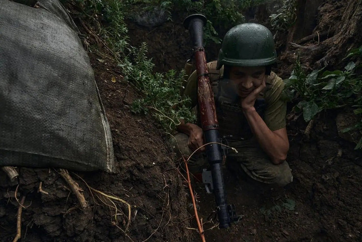 Kênh Rybar cho biết, hệ thống phòng thủ của AFU ở thành phố Vovchansk bắt đầu suy yếu sau khi Tư lệnh Cụm quân liên hợp, Tướng Drapatiy, đã rút ​​một số đơn vị khỏi khu vực đó và tái triển khai về Kupyansk, khiến một số tuyến phòng thủ bị thiếu hụt lực lượng dự bị.