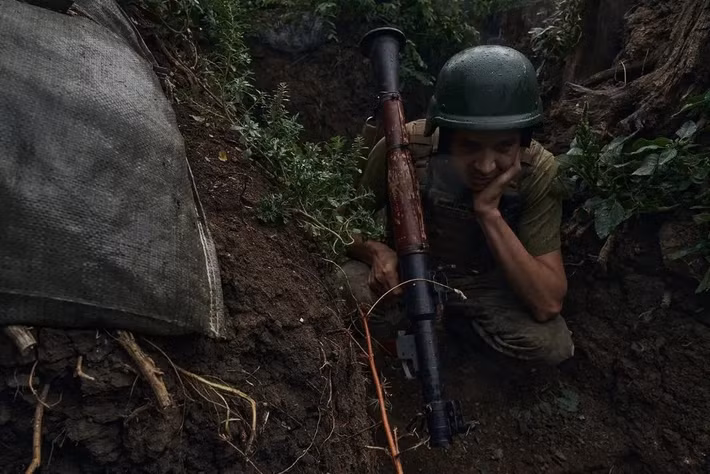 Kênh Rybar cho biết, hệ thống phòng thủ của AFU ở thành phố Vovchansk bắt đầu suy yếu sau khi Tư lệnh Cụm quân liên hợp, Tướng Drapatiy, đã rút ​​một số đơn vị khỏi khu vực đó và tái triển khai về Kupyansk, khiến một số tuyến phòng thủ bị thiếu hụt lực lượng dự bị.