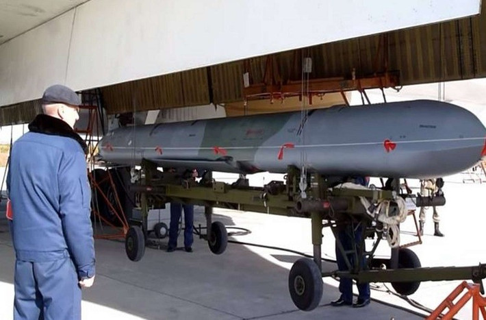 Chuyên gia Khrapchinsky nhấn mạnh rằng, Quân đội Nga (RFAF) sẽ không cần phải điều tàu chiến ra khơi, hay nâng cấp máy bay chiến lược để phóng tên lửa. Họ không cần thiết phải sử dụng các tên lửa Kh-101 đắt tiền, có giá hàng triệu USD; người Nga chỉ cần sử dụng UAV tự sát Geranium, rẻ hơn nhiều. và đó là một mối đe dọa lớn.