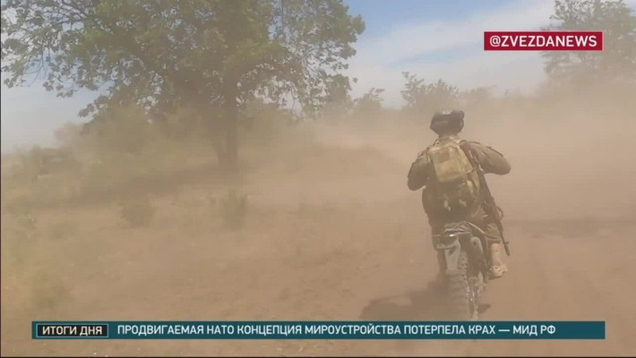 Một sĩ quan thuộc Tiểu đoàn Hệ thống Không người lái số 413 của AFU, hiện chiến đấu ở Pokrovsk, có tên Zhluktenko cho biết, mặt trận Pokrovsk và đặc biệt là Dobropillia đang chứng kiến cường độ giao tranh rất cao, khi RFAF đang tung các nhóm bộ binh nhỏ để tấn công trinh sát tuyến phòng thủ Ukraine, sau đó là các đợt tấn công bằng xe máy. Hàng cây mùa hè rậm rạp, đã tạo chỗ che chắn, giúp các đợt tấn công tiếp diễn.