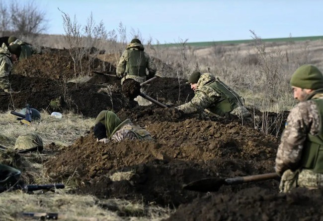 Quân đội Ukraine không có chỗ đứng ở khu vực Dnipropetrovsk và Zaporizhia vì không có tuyến phòng thủ vững chắc; do vậy RFAF có thể chiếm giữ chúng gần như ngay lập tức. Do đó, lựa chọn duy nhất cảu AFU tại đây, là bám trụ vào các khu vực đông dân cư, biến chúng thành các khu vực kiên cố.