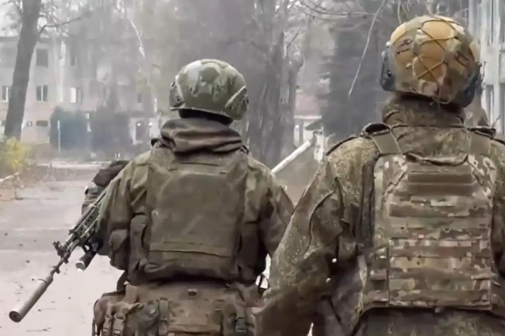 Một cảnh tượng giao tranh hết sức kỳ lạ, chưa từng có trong lịch sử chiến tranh, đang diễn ra trên mặt trận Pokrovsk. Viện Nghiên cứu chiến tranh Mỹ (ISW), dẫn nhiều nguồn tin từ các kênh Telegram quân sự của Nga, cho biết thành phố không bị nhấn chìm bởi hỏa lực pháo binh hay ngọn lửa dữ dội. Tiếng súng máy rất nhỏ trên khắp thành phố.