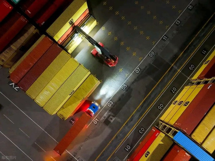 Sau các cuộc tấn công chính xác của Iran vào nhà máy khử muối Sorek và nhà máy lọc dầu Haifa, Israel đã rơi vào cuộc khủng hoảng kép: nước, điện và nhiên liệu. 20% nguồn cung cấp nước của quốc gia bị ảnh hưởng, với việc phân phối nước theo định mức ở các thành phố trọng điểm như Tel Aviv; nguồn cung đang ở mức thấp nghiêm trọng.