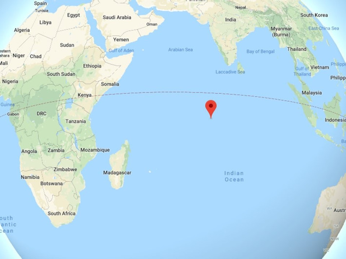 Thậm chí Iran có thể triển khai một tàu sân bay không người lái được ngụy trang thành tàu buôn, vận chuyển một số đơn vị đặc nhiệm để tấn công căn cứ quân sự Diego Garcia, nằm giữa Ấn Độ Dương, một khi chiến tranh bắt đầu. Đây là căn cứ quân sự quan trọng bậc nhất của Mỹ tại đây.