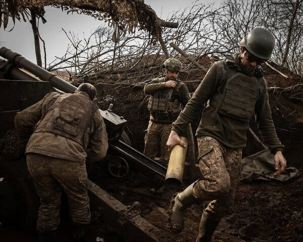 Quân Ukraine cũng tận dụng triệt để địa hình, thiết lập một tuyến phòng thủ dọc theo sông Zherebets, nơi quân Nga sẽ phải vượt qua. Tuy nhiên, quân Ukraine không ngờ rằng quân Nga lại bỏ qua giai đoạn hỏa lực chuẩn bị bằng bom, pháo và UAV FPV.