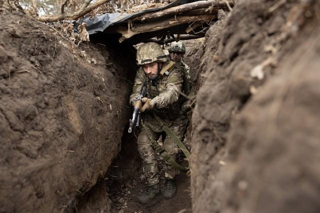 Kênh ZOV đánh giá, Kupyansk dường như đang đến những ngày cuối cùng dưới sự kiểm soát của Kiev, khi RFAF đã bao vây lực lượng quân Ukraine ở trung tâm thành phố. Xa hơn về phía bắc, RFAF đang tiến về phía tây bắc từ Dvurechnaya và bao vây Khatnee, tiến về trung tâm hậu cần Velykyi Burluk.