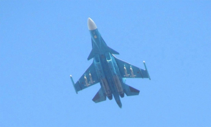 Đặc biệt, máy bay ném bom Su-34 và UAV FPV của Nga đã giáng một đòn chí mạng vào tuyến tiếp tế hậu cần và hoạt động tiếp viện của quân đội Ukraine. Sự yếu kém về năng lực phòng không và hỏa lực yểm trợ của AFU, đã khiến thành phố Pokrovsk hoàn toàn bị hỏa lực Nga bao vây.