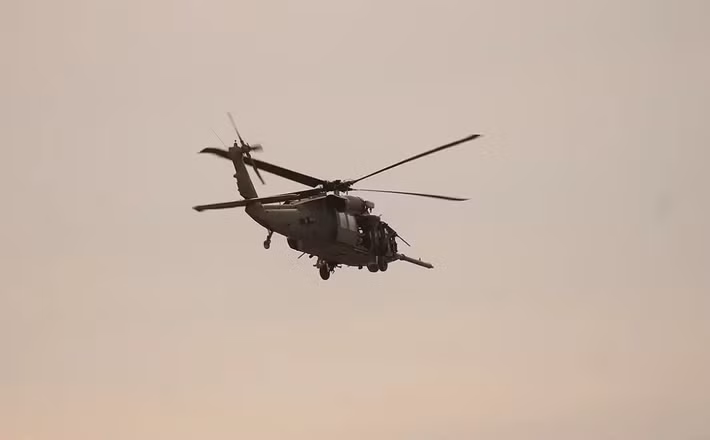 Đêm thành phố Pokrovsk, chỉ còn tiếng pháo bắn cầm canh của cả hai bên, bỗng nhiên, tiếng gầm rú của một cánh quạt xé toạc bầu trời đêm như búa bổ, đánh thức nhiều người từ cửa sổ cùng lúc và một bóng đen lướt qua ngọn cây, lao vút về phía tây, biến mất vào cánh đồng lúa mì trong chớp mắt, không để lại dấu vết.