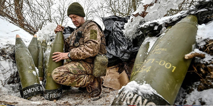 Thứ tư là sự suy giảm hỗ trợ từ bên ngoài và những điểm yếu bên trong, viện trợ quân sự của phương Tây cho Kiev đã giảm mạnh. Bắt đầu từ tháng 6/2025, nguồn cung vũ khí sát thương từ phương Tây đã giảm mạnh. Chính quyền tại Mỹ đã đóng băng 3,7 tỷ USD, và Đức chỉ chuyển giao một hệ thống Patriot và từ chối viện trợ thêm.
