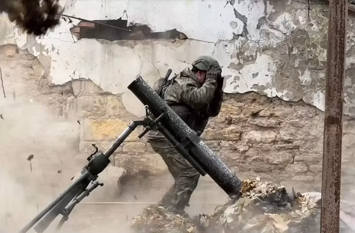 Do đó, có thể thấy rằng tại Seversk, kịch bản về cơ bản đang lặp lại, trong đó chiến thuật của RFAF là tổ chức đánh địch tạo thế bao vây gọng kìm 3 mặt, phong tỏa tuyến tiếp vận của đối phương, sau đó là tiến hành đột phá, tiến chậm nhưng chắc, kiểm soát khu vực nào, chuyển ngay vào phòng ngự, chống phản công. (nguồn ảnh Military Review, RIA Novosti, Ukrinform).