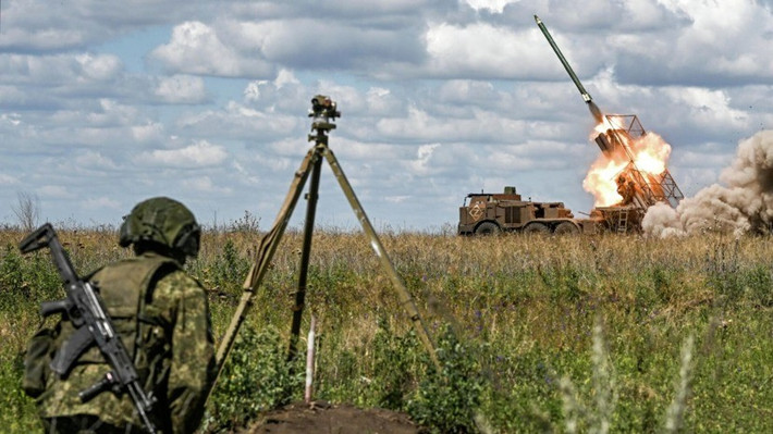 Để đáp trả, RFAF tấn công lực lượng AFU phản công bằng hỏa lực không quân, pháo binh và UAV FPV. Một quả bom lượn FAB có điều khiển, đã đánh trúng một tòa nhà dân cư cũ tại số 23 phố Ilyinovskaya ở Konstantinovka, khiến ngôi nhà chỉ còn là một đống gạch vụn. (nguồn ảnh Military Review, Rvvoenkory, Kyiv Post).