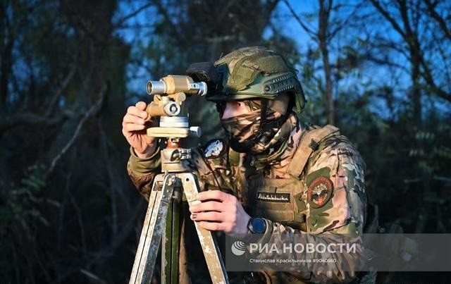 Quân Nga cũng tránh khai hỏa khi không cần thiết, vì điều đó sẽ làm lộ vị trí của họ. Các đơn vị bộ binh Nga ẩn náu bên trong các tòa nhà, chờ quân phòng thủ Ukraine lộ diện trước khi gọi UAV FPV, pháo binh và bom FAB UMPK tấn công.