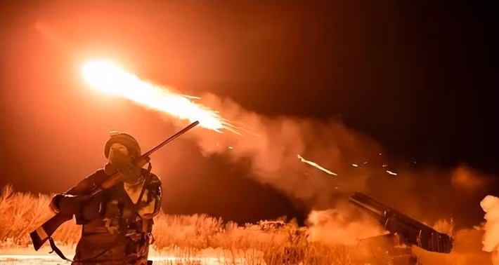 Tuy nhiên, với sức mạnh vượt trội cả về quân số và hỏa lực, RFAF không bao giờ để họ rơi vào thế bất lợi. Theo kênh Readovka, Tập đoàn quân 51 RFAF tiếp tục tấn công làm suy yếu cụm lực lượng hỗn hợp của đối phương trong trận phản công Dobropolye.