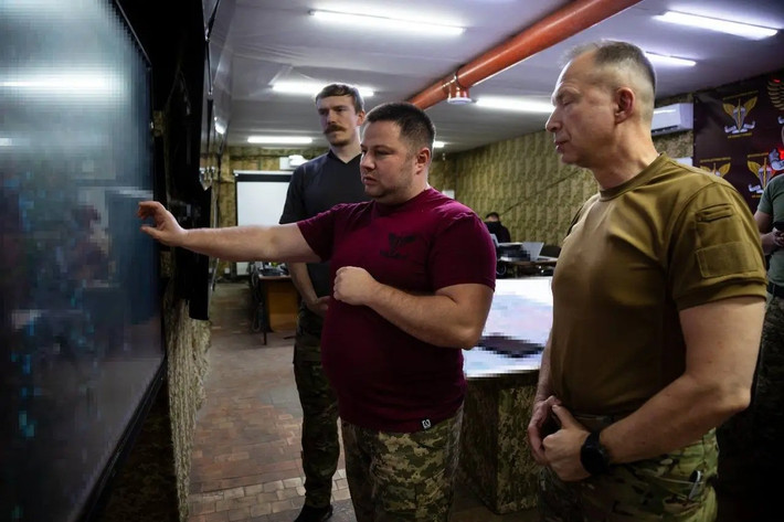 Trang Topwar đưa tin, Đại tướng Oleksandr Syrskyi, Tổng Tư lệnh quân đội Ukraine (AFU) đã khẩn trương đến mặt trận Pokrovsk, để đốc chiến. Một số nguồn tin Ukraine cho rằng, tướng Syrskyi đang cố gắng cứu vãn tình hình khó khăn ở mặt trận này; nếu không có thể ông đang ngồi ở Kiev để họp với Tổng thống Zelensky.