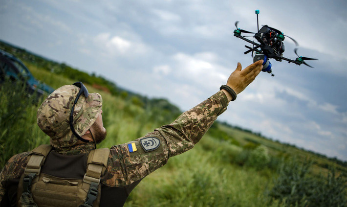 Vì phương Tây không tích cực hỗ trợ các loại UAV khác, nên quân đội Ukraine tích cực hơn trong việc sử dụng các máy bay không người lái dân dụng loại nhỏ có sẵn trên thị trường, sử dụng chúng để trinh sát hoặc cải tiến chúng để mang vũ khí tấn công theo kiểu vũ khí tiêu hao, đặc biệt là UAV 4 trục (drone).