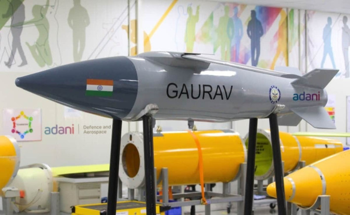 Hệ thống UMPK sử dụng các mô-đun định vị vệ tinh (SATNAV) 8 hoặc 12 chấn tử, có khả năng chống lại sự giả mạo tín hiệu tác chiến điện tử của đối phương và đạt được độ chính xác tương đương với tín hiệu SATNAV quân sự. Theo thời gian, DRDO dự kiến ​​sẽ nâng cấp bộ trang bị Gaurav-1000 với đầu dò quang điện tử và khả năng lập hồ sơ nhiệm vụ tiên tiến, tương tự như SPICE-1000 của Israel.