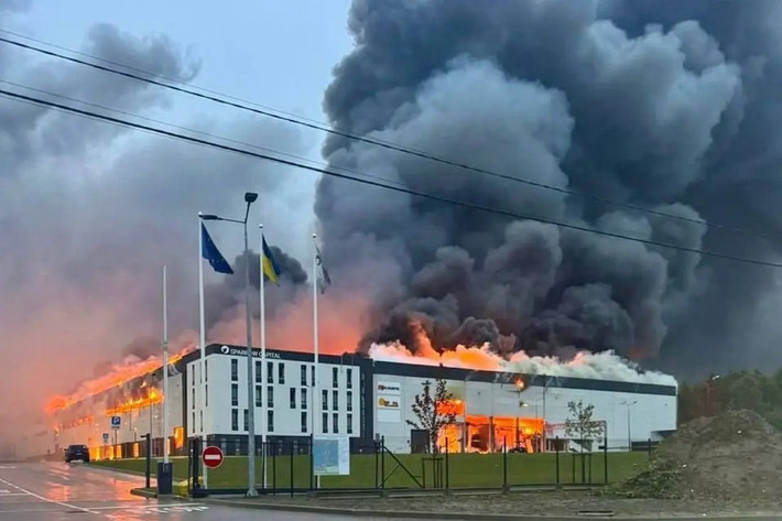 Trong khi lãnh đạo Kiev tuyên bố "tiếp tục phản công" sau cuộc không kích, thì những ngọn lửa trên bầu trời đêm Kiev lại cho thấy một câu trả lời khác. Cuộc tấn công phá kỷ lục này, chứng minh rằng các hệ thống phòng không thông thường phải đối mặt với thách thức từ vũ khí siêu thanh, và việc triển khai phô trương, chỉ là “mồi ngon” cho các cuộc tấn công chính xác.