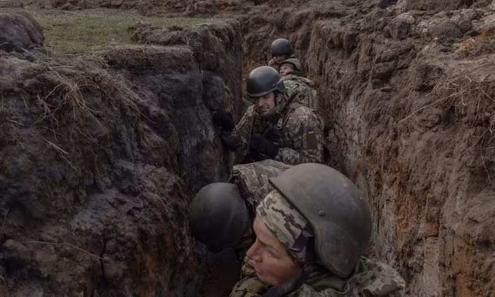 Thứ hai, cơ cấu chỉ huy rất hỗn loạn. Theo lời thú nhận của các binh sĩ Ukraine bị bắt, họ đã bị tê liệt thông tin ngay từ đầu trận đánh, khiến cấp dưới ở tiền tuyến phải “tự thân vận động”. Hệ thống liên lạc của AFU ở mặt trận, nhanh chóng sụp đổ trước chế áp toàn diện của các đơn vị tác chiến điện tử Nga. Các hệ thống tác chiến điện tử "Murmansk-BN" của Nga đã chặn và giải mã thành công hơn 90% thông tin liên lạc chiến thuật của AFU.