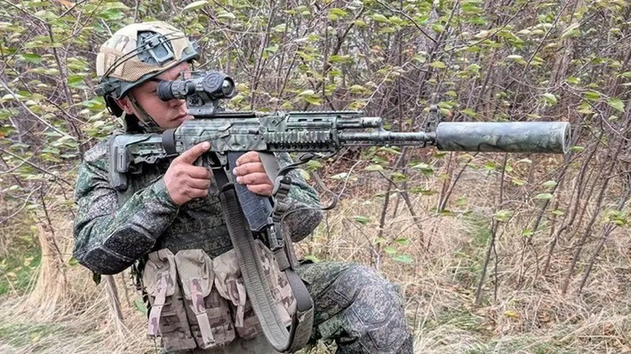 Kênh Military Summary cho biết, RFAF đang chiếm quyền kiểm soát trung bình hơn 15 km2 mỗi ngày, sử dụng các khí tài mới như áo ngụy trang tránh bộc tín hiệu hồng ngoại và UAV "mẹ-con" để tránh bị phát hiện. Mặc dù AFU đang làm chậm bước tiến của quân Nga bằng hệ thống công sự ngầm, nhưng họ vẫn tiếp tục chịu 100-200 thương vong mỗi ngày, và hệ thống phòng thủ của họ bị cắt làm nhiều mảnh.