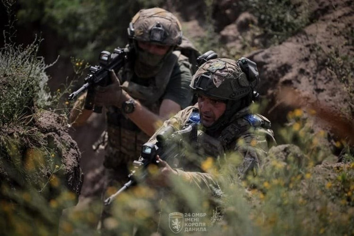 Tuy nhiên, quân Nga có thể bất ngờ chui lên từ các miệng cống như vậy để tấn công bất ngờ vào quân Ukraine, khiến quân Ukraine trong thành phố ngoài lo sợ hỏa lực bom pháo của RFAF có thể trút xuống bất kỳ lúc nào từ trên trời, bây giờ họ còn nỗi lo từ dưới lòng đất của thành phố. (nguồn ảnh Topwar, Ukrinform, Rvvoenkory). Nó