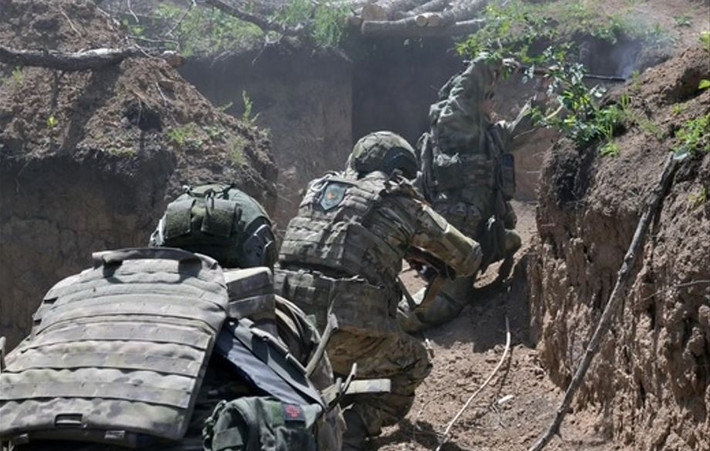 Để thực hiện chiến thuật này, RFAF có một đơn vị đặc nhiệm hàng đầu, được cho là Lữ đoàn Đặc nhiệm số 2, hiện đang chiến đấu tại Pokrovsk, nhằm mục đích tấn công đô thị. Mặc dù đơn vị này đang tiến hành các cuộc tấn công ở phía tây nam thành phố, nhưng họ cũng đang hoạt động dọc theo tuyến đường từ Udachne đến Kotlyne.