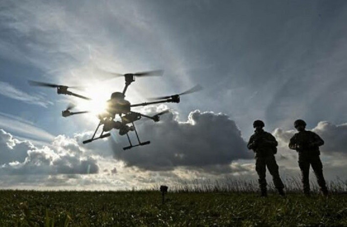 Các đơn vị UAV Rubicon còn áp dụng chiến thuật UAV FPV “phục kích”, khi cho UAV hạ cánh ẩn nấp ở ven đường, hoặc hạ cánh ngay gần các ngôi nhà dọc theo các tuyến đường chính của Pokrovsk. Chúng sẽ cất cánh trở lại để tấn công sau khi UAV trinh sát phát hiện quân Ukraine xuất hiện và thực hiện đòn tấn công. Đây chính là chiến thuật phục kích bằng UAV.