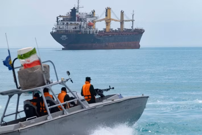 Hiện Iran có hàng trăm tàu ​​cao tốc nhỏ, thuộc biên chế lực lượng hải quân IRGC, và thủy thủ đoàn đã được huấn luyện để rải thủy lôi. Iran hiện có một kho dự trữ lớn các loại thủy lôi này. Việc rải thủy lôi sẽ khiến Iran phải trả giá đắt về thương vong; nhưng đặt trong tình huống “một mất, một còn”, họ có thể sẵn sàng hy sinh, để hoàn thành nhiệm vụ.