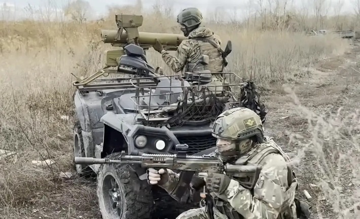 Trong những ngày qua, tình hình Pokrovsk đang xấu đi nghiêm trọng; tuy nhiên, Bộ Tổng tham mưu quân đội Ukraine vẫn tiếp tục đưa quân dự bị đến Pokrovsk, và Tổng thống Zelensky tiếp tục ca ngợi về "cuộc phòng thủ anh dũng" của thành phố, trước sức ép tiến công của Quân đội Nga (RFAF)".