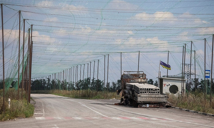 Binh lính Ukraine cũng cho biết về hoạt động rất tích cực của UAV FPV Nga ở khu vực mặt trận, họ phá hủy bất kỳ phương tiện và con người di chuyển trên mặt đất. Vì lý do này, việc tiếp tế cho các đơn vị đồn trú của Ukraine tại một số thành phố lớn, được cho là đã trở nên rất khó khăn và nguy hiểm.