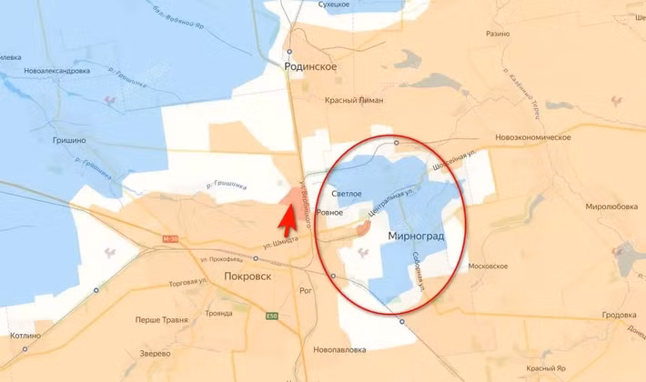 Theo kênh Rybar, RFAF cuối cùng đã khép chặt vòng vây lớn nhất vào mùa thu này: Pokrovsk gần như được kiểm soát, Mirnograd bị cô lập, và những nỗ lực giải vây của AFU đang bị nhấn chìm trong "tọa độ lửa" của RFAF. RFAF đang hoàn tất việc kiểm soát khu đô thị Pokrovsk, với một số báo cáo lạc quan thậm chí còn cho rằng việc này đã kết thúc.