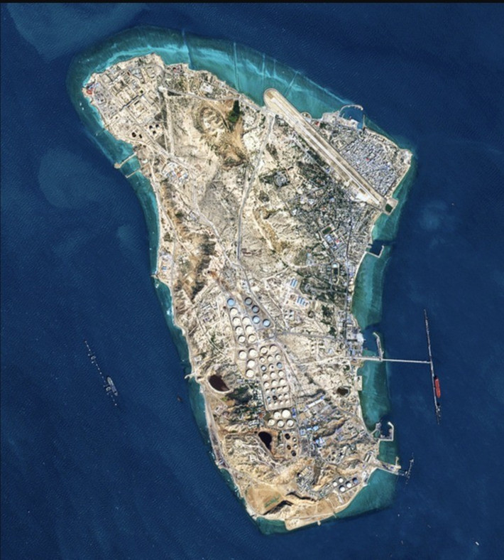 Tuy nhiên, có những lo ngại rằng lực lượng Mỹ sẽ chịu tổn thất đáng kể trong một cuộc tấn công vào hòn đảo này, vì nó nằm gần bờ biển và có thể bị tấn công bằng cả tên lửa và UAV. Nhìn chung, ông Trump vẫn đang cân nhắc vấn đề này; chưa có quyết định cuối cùng nào được đưa ra.