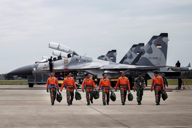 Năm 2018, một hợp đồng đã được ký với Nga để mua 11 máy bay chiến đấu Su-35, nhưng đã bị hủy bỏ do áp lực từ lệnh trừng phạt của Mỹ. Chỉ hai năm trước, họ đã hoàn tất thỏa thuận với Boeing về 24 máy bay F-15EX, sau đó quay lại và bắt đầu đàm phán với Pháp về 42 máy bay Rafale, tuyên bố rằng số máy bay này sẽ được giao vào năm 2026?