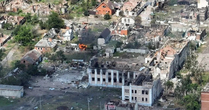 Để giảm thiểu thương vong, RFAF đã sử dụng rộng rãi trinh sát bằng máy bay không người lái, kết hợp với các hoạt động phối hợp trên không-trên bộ, tập trung vào việc xóa sổ các cứ điểm kiên cố của Ukraine (chủ yếu tại các tòa nhà cao tầng) bằng bom hạng nặng, mà hỏa lực pháo binh không thể giải quyết.