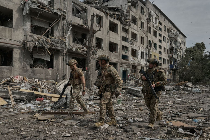 Một chỉ huy đồn trú AFU ở mặt trận Pokrovsk, cung cấp thông tin cho phóng viên tờ báo “Ukraine Pravda” rằng, do thiếu quân số để ngăn chặn bước tiến của quân Nga, quân phòng thủ đã làm giả bản đồ tiền tuyến, "các vị trí được đánh dấu là do quân Ukraine chiếm đóng, có thể chỉ có hai người bị thương, hoặc thậm chí không có ai cả";