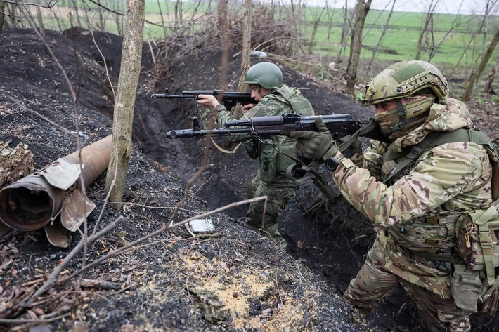 Quân Nga không vội vàng tiêu diệt ngay lập tức quân Ukraine đang bị bao vây, mà sử dụng họ làm mồi nhử, âm thầm chờ đợi lực lượng Ukraine đến ứng cứu, giải tỏa và người Nga hiểu rõ rằng, AFU sẽ không khoanh tay đứng nhìn lực lượng tinh nhuệ của mình bị tiêu diệt.
