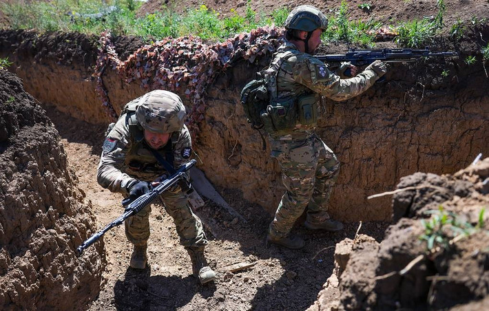 Địa hình phức tạp của khu vực khai thác mỏ khiến nó trở thành một pháo đài kiên cố tự nhiên, giúp quân Nga tránh được đáng kể rắc rối. Hơn nữa, nó kết nối với khu vực khai thác mỏ ở phía tây, tạo thành hai rào chắn tự nhiên, với một hành lang bảo vệ ở giữa. Điều này cung cấp thêm một lớp an ninh cho quân Nga, dù đang tiến công hay phòng thủ. Động thái này khá chắc chắn.