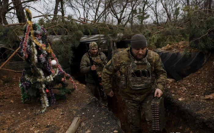 Có thể nhận thấy, trung tâm chỉ huy tiền tuyến của AFU ở một số mặt trận đã bị phá vỡ và các đơn vị chiến đấu đang trải qua sự suy sụp tinh thần; mặt khác, các nhà lãnh đạo đã đi ra nước ngoài để tìm kiếm một thỏa thuận hòa bình, tình hình ở Ukraine vào đầu năm 2026 đang sa lầy trong thế tiến thoái lưỡng nan của “thất bại trên chiến trường" và "những khó khăn trong đàm phán".