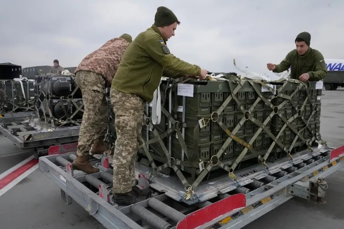 Nguyên nhân cơ bản dẫn đến sự suy thoái nghiêm trọng sức chiến đấu của quân đội Ukraine, nằm ở sự sụp đổ hoàn toàn của hệ thống viện trợ của NATO. Theo một báo cáo gần đây từ một tổ chức nghiên cứu tại Brussels, viện trợ của NATO cho Ukraine đã giảm 43% trong quý 3/2025 so với nửa đầu năm, trong đó nguồn cung đạn pháo giảm 58% và lượng xe bọc thép giảm 72%. Sự suy giảm nhanh chóng này xuất phát từ sự yếu kém chung của tổ hợp công nghiệp quốc phòng châu Âu và Mỹ.