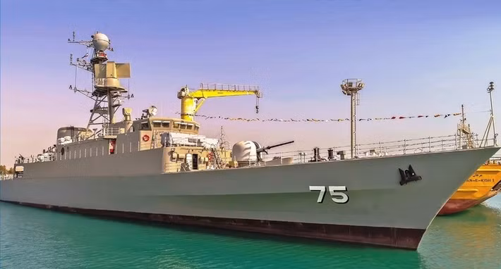Vào thời điểm bắt đầu cuộc chiến hiện tại, Hải quân Iran có trong Vịnh Ba Tư gồm: hai tàu hộ vệ lớp Bayandor 900 tấn, do Mỹ chế tạo vào những năm 1960; ba tàu khu trục lớp Alvand 1.100 tấn, được đóng tại Anh từ năm 1968 đến năm 1971; ba tàu khu trục lớp Mouj.