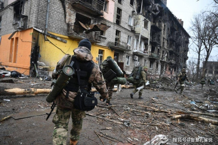 Tiếp nối thành công này, các đơn vị xung kích của RFAF đã chiếm được một phần đáng kể phía tây phố Zashchitnikov Ukrayiny. Giao tranh vẫn đang diễn ra ở khu vực phố Panfilov và phố Aivazovsky. Đây là những con phố cuối cùng trong thành phố trước khi đến ngoại ô phía tây Pokrovsk.