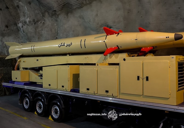 Trước chiến tranh, kho tên lửa đạn đạo của Iran được ước tính ở mức dao động rộng, từ 2.500 đến 6.000 quả. Nhưng cả Mỹ và Israel đều tuyên bố, họ đã phá hủy một phần tiềm lực tên lửa của Iran. Ví dụ, Israel tuyên bố đã vô hiệu hóa hơn 70% bệ phóng và một phần đáng kể cơ sở hạ tầng.