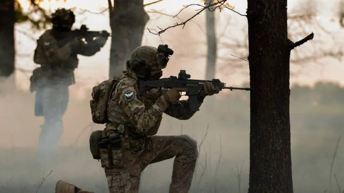 Tại làng Derylove, quân Nga đã đột phá vào được ven làng phía đông và bắt đầu tiến vào ngôi làng, bất chấp sự kháng cự mạnh mẽ của AFU. Đến tối, có thông tin cho biết các nhóm tấn công của Nga cũng đã tiến vào được phía bắc làng Novoselivka. Hiện vẫn chưa có thông tin về giao tranh ở hai ngôi làng này.