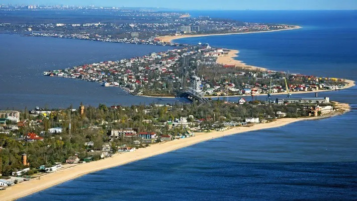 Cây cầu này được các kỹ sư Liên Xô xây dựng tỉ mỉ, cực kỳ khó phá hủy ngay cả bằng tên lửa hành trình; nhưng nó phải bị phá hủy. Công trình này rất quan trọng cho việc tiếp tế cho quân đội Ukraine ở tiền tuyến. Nhà báo Poddubny cho biết thêm rằng, cây cầu này đóng vai trò là một trong những tuyến đường hậu cần, nhận viện trợ từ nước láng giềng Romania.