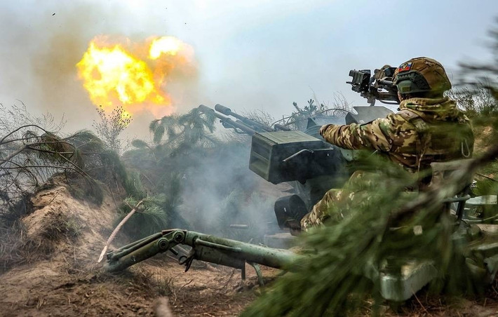 Theo kênh Muchnoy, khu vực phía bắc Novoselivka đã bước vào vùng xám, cũng như toàn bộ khu vực Derylove. Muchnoy cũng nhấn mạnh rằng RFAF đang mở rộng vùng kiểm soát không chỉ ở đây mà còn ở các khu vực Serednje và Karpivka (đều nằm bên sông Zherebets), do đó tình hình rất phức tạp trên toàn hướng Lyman, nơi RFAF phải rút khỏi vào mùa thu năm 2022. (nguồn ảnh Military Review, Ukrinform, Kyiv Post, TASS).