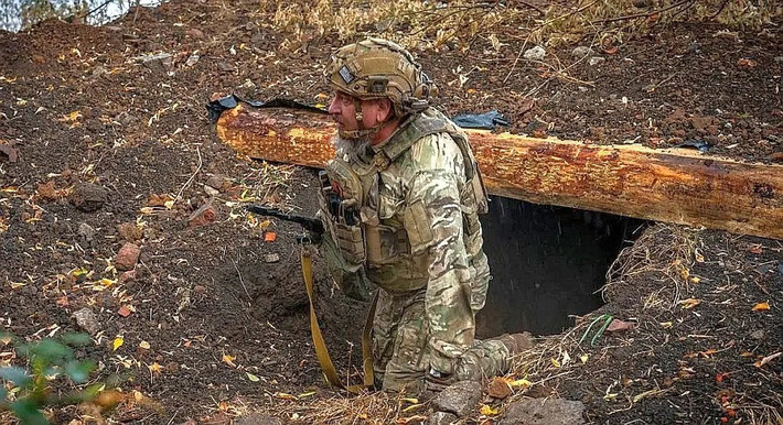 Nhận xét của blogger Muchnoy về tình hình ở Huliaipole cũng chưa thật chính xác, vì trên thực tế, ở mặt trận Pokrovsk, cả Tổng tư lệnh AFU, tướng Oleksandr Syrskyi và Giám đốc cơ quan tình báo Quân đội Ukraine (GRU), tướng Budanov, đều đã đến khu vực Pokrovsk để đốc chiến. Nhưng điều này không những không giúp ích gì mà còn hoàn toàn ngược lại.