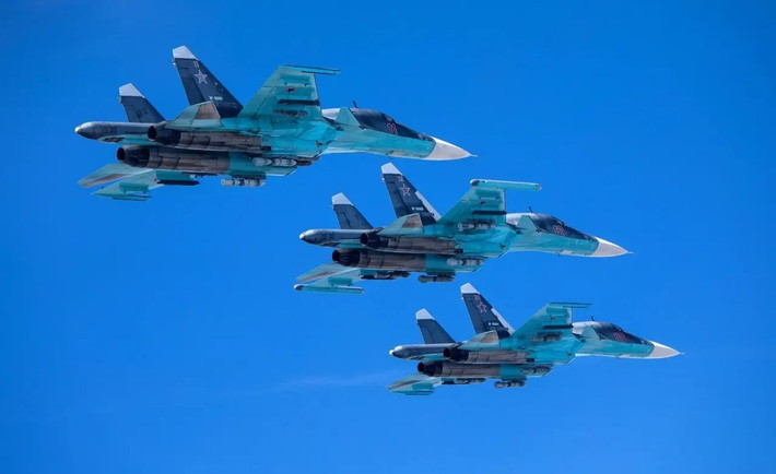 Như MWM đã lưu ý, Nga không những không giảm số lượng các cuộc không kích nhằm vào vị trí của quân Ukraine, mà ngược lại, còn tăng cường chúng. Trong khi đó, Không quân Nga nhận được các lô máy bay Su-34 mới gần như hàng tháng và tổn thất của AFU ở chiến trường trước bom FAB UMPK của Nga được đánh giá là "thảm khốc".