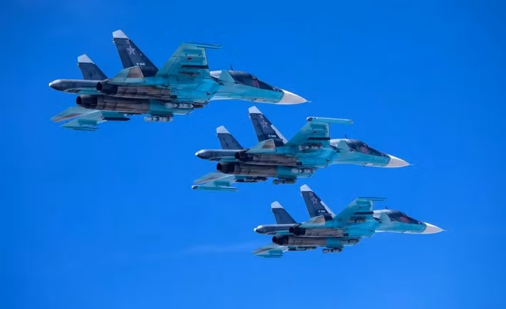 Như MWM đã lưu ý, Nga không những không giảm số lượng các cuộc không kích nhằm vào vị trí của quân Ukraine, mà ngược lại, còn tăng cường chúng. Trong khi đó, Không quân Nga nhận được các lô máy bay Su-34 mới gần như hàng tháng và tổn thất của AFU ở chiến trường trước bom FAB UMPK của Nga được đánh giá là "thảm khốc".